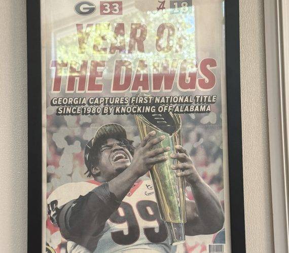 Jordan Davis holding National Championship Trophy